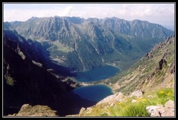 Widok na Morskie Oko i Czarny Staw zrobiony ze szlaku na Rysy. *(fot. tm)