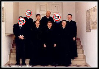 Uczestnicy faultetu "kultura bycia i s�owa" z aktorem Panem Januszem Zakrze�skim. *(fot. Fotograf Seminaryjny AD 2004)