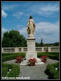 Figurka Niepokalanej. Ogród seminaryjny.